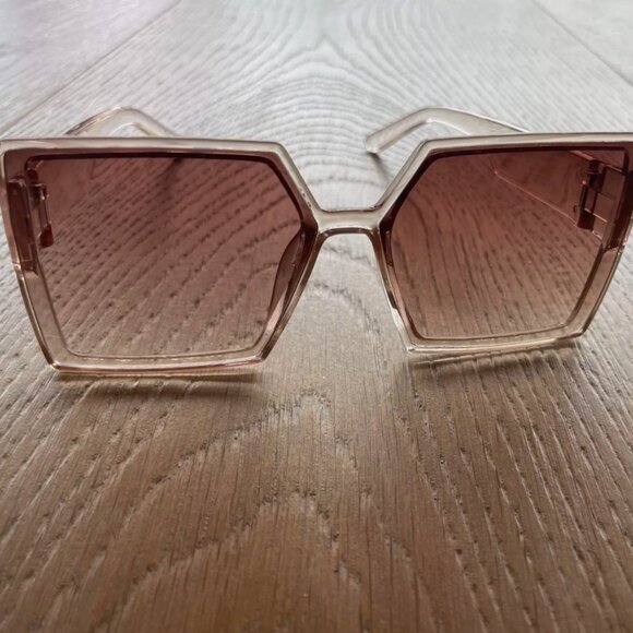 Cheap and chic sunglasses-- with an oversized fashion impact! - Picture 10 of 12